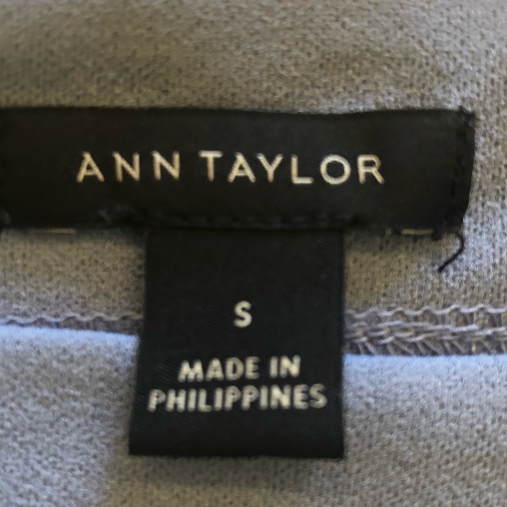ANN TAYLOR Top/ size S/ Bluesh Grey/ flowy/ bell sleeves with smocked upper arms - Picture 9 of 12